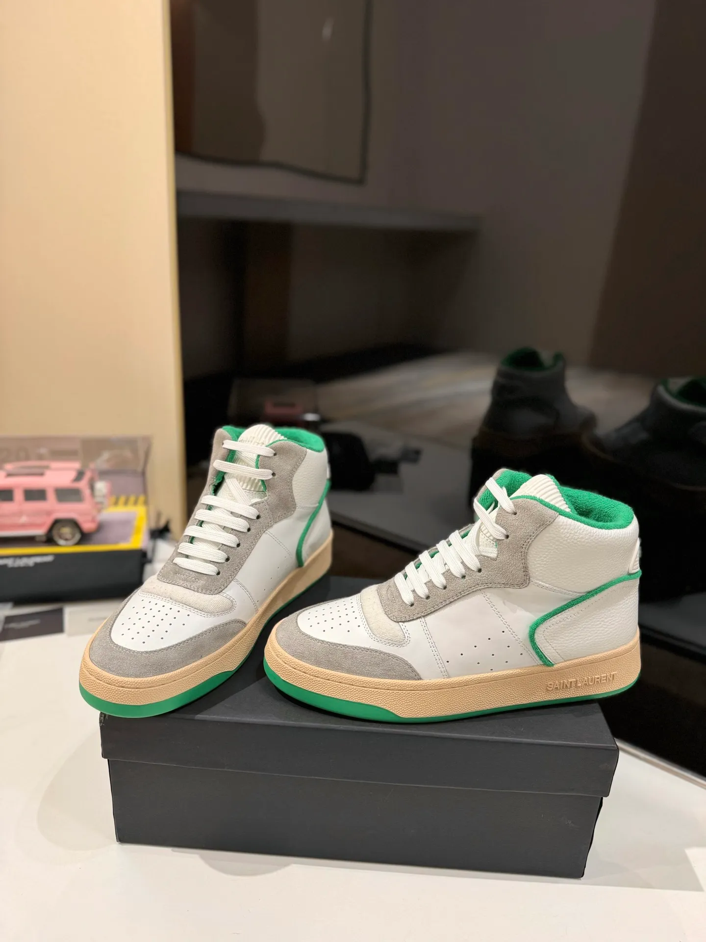 👟👟Ex-factory price 680👟👟 [High version for couples] YSL SAINT LAURENT Yves Saint Laurent SL61, the latest popular casual series in spring and summer...👍👍 Yves Saint Laurent SL61, original purchase, 1:1 replica, fresh blood injection and casual retro design, super good-looking and versatile, the upper is made of cowhide punching and splicing, the upper is super soft , lightweight and comfortable to match with sweatshirts, it is recommended to have one pair in each hand😁 ✅Fabric: Original customized cowhide ➕Punching process ➕Last process ✅Inner lining: Original towel lining ✅Feet: Original customized cowhide ✅Outsole: Original molded two-color bottom ✅Packaging: Original full set of packaging ✅Code number: 35-46 (Female 41.42. Male 38.45.46 Customized, non-returnable)